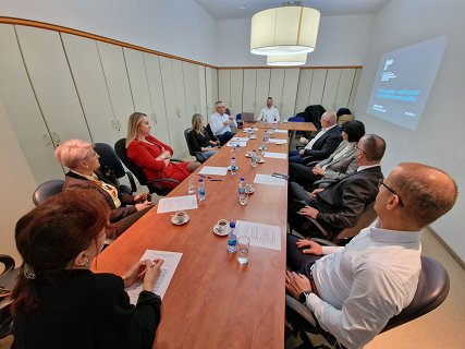 Predstavniki Državne revizijske komisije in Urada za revizijo postopkov oddaje javnih naročil Bosne in Hercegovine med sestankom
